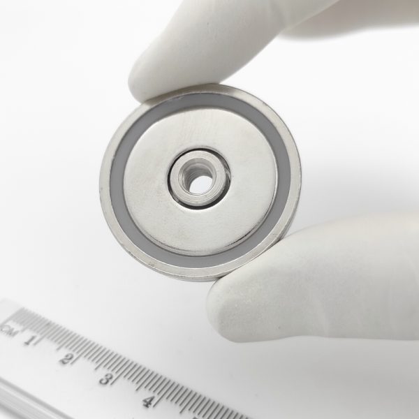 Magnet v pouzdře se závitem přes celý magnet 36x8 mm