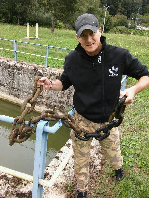 Peter Surovský s nálezem řetěze