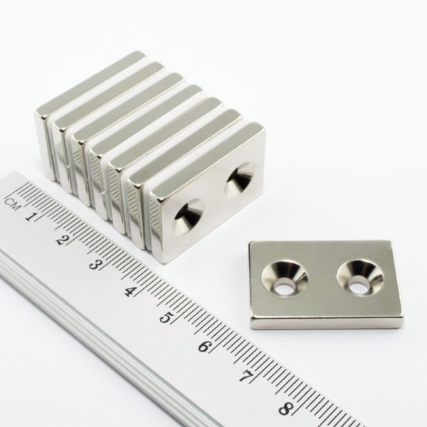 Neodymový magnet kvádr 30x20x4 mm s 2
 dírami M4 (jižní pól na straně s prohlubněmi) - N38