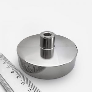 Magnet v pouzdře s vysunutým vnitřním
 závitem 75x18 mm