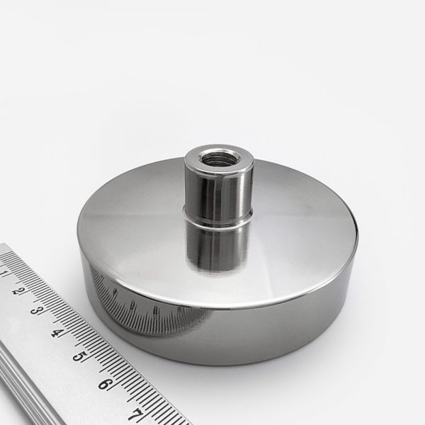 Magnet v pouzdře s vysunutým vnitřním
 závitem 75x18 mm