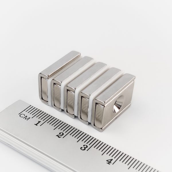 Magnet v pouzdře s dírou pro šroub 20x13,5x5 mm