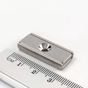 Magnet v pouzdře s dírou pro šroub 30x13,5x5 mm