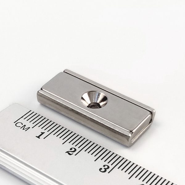 Magnet v pouzdře s dírou pro šroub 30x13,5x5 mm