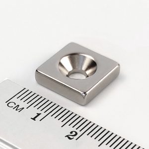 Neodymový magnet kvádr 15x15x4 mm s dírou M4