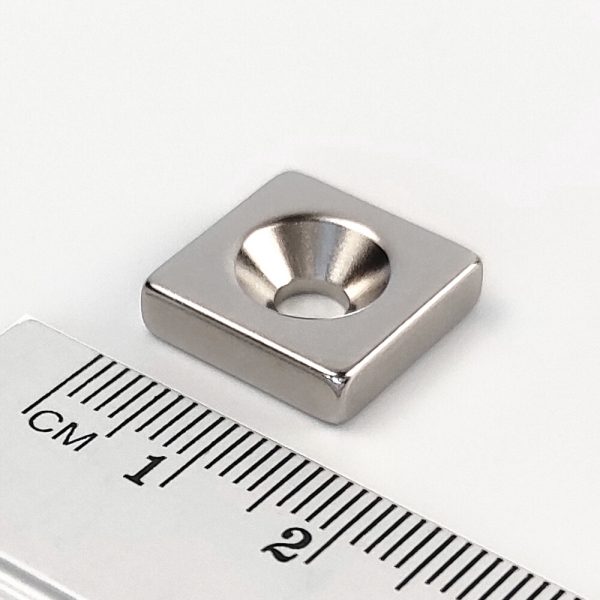Neodymový magnet kvádr 15x15x4 mm s dírou M4
