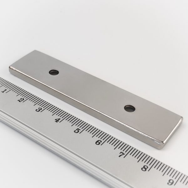Neodymový magnet kvádr 80x20x4 mm s 2 dírami M4