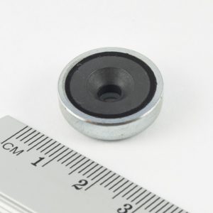 Magnet v pouzdře s dírou pro šroub  20x6 mm (feritový)