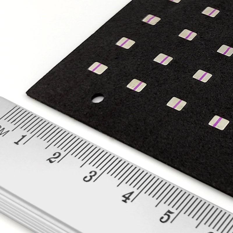 Neodýmový magnet kvádr 4x3x0,8 mm se samolepkou