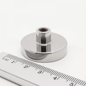 Magnet v pouzdře s vysunutým vnitřním závitem 32x7 mm