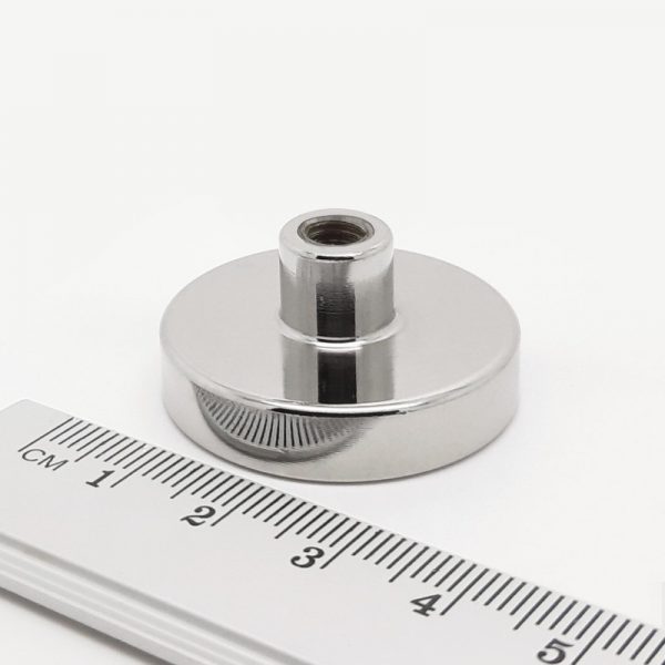 Magnet v pouzdře s vysunutým vnitřním závitem 32x7 mm