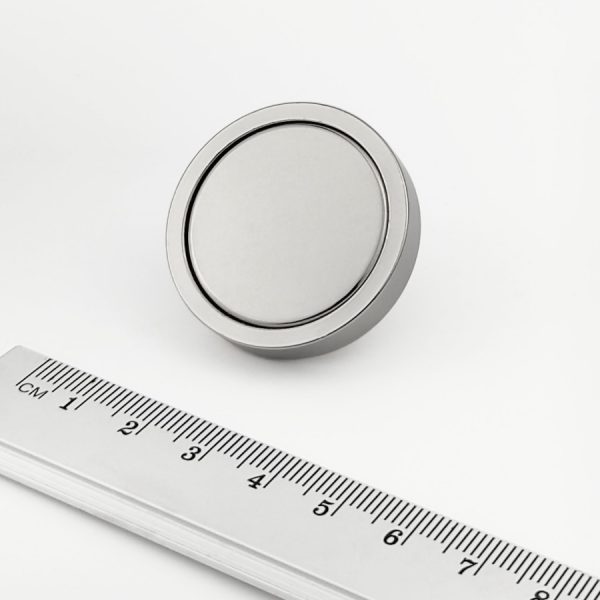 Magnet v pouzdře s vysunutým vnitřním závitem 36x8 mm