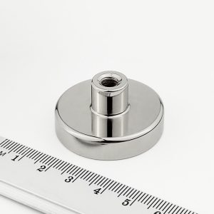Magnet v pouzdře s vysunutým vnitřním závitem 36x8 mm