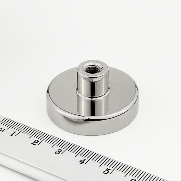 Magnet v pouzdře s vysunutým vnitřním závitem 36x8 mm