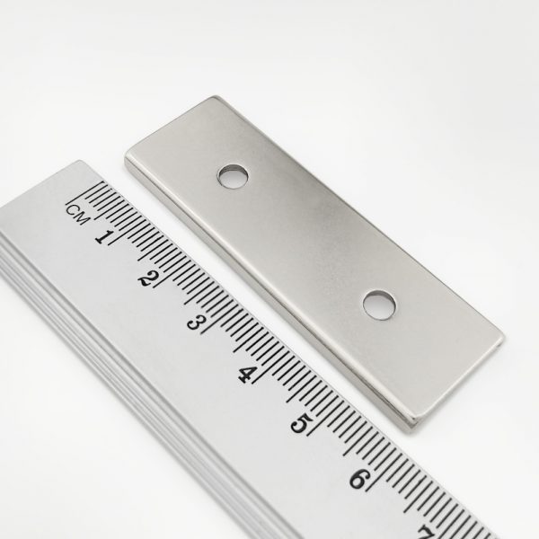 Magnet v pouzdře s dírami pro šrouby 60x20x4 mm