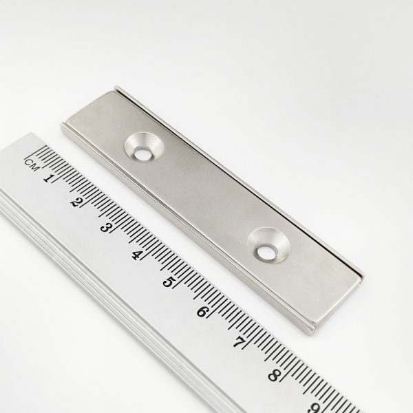 Magnet v pouzdře s dírami pro šrouby 80x20x4 mm