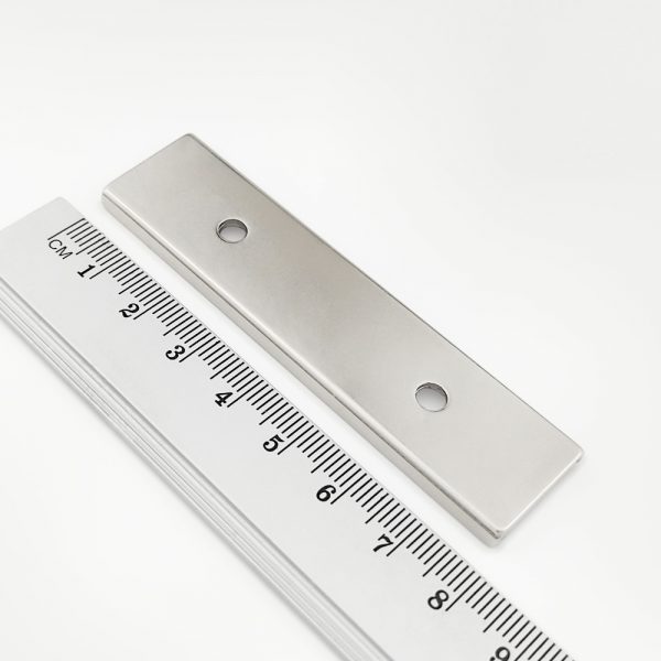 Magnet v pouzdře s dírami pro šrouby 80x20x4 mm