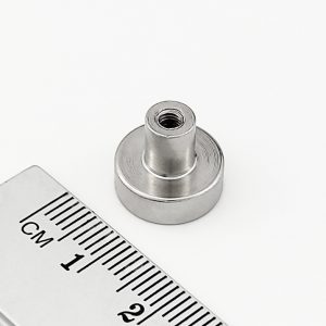 Magnety v pouzdře s vysunutým vnitřním závitem 13×4 mm