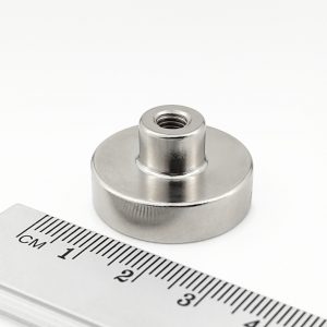 Magnet v pouzdře s vysunutým vnitřním závitem 25×7 mm