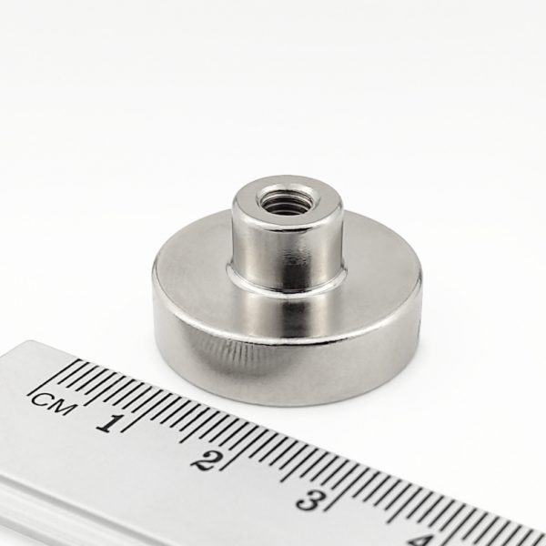 Magnet v pouzdře s vysunutým vnitřním závitem 25×7 mm
