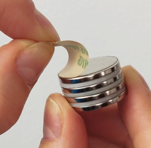 Magnetické vychytávky pro muže- magnet se samolepkou na boku stolu