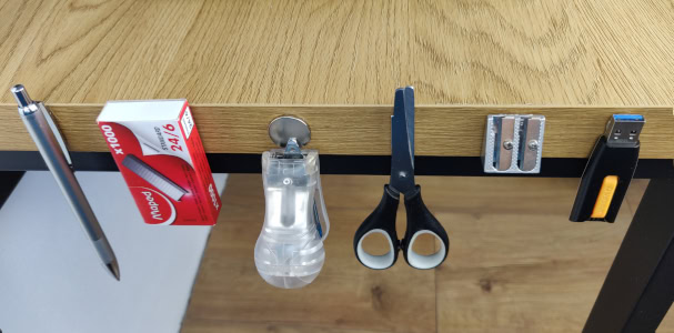 Magnetické vychytávky pro muže- magnet se samolepkou na boku stolu