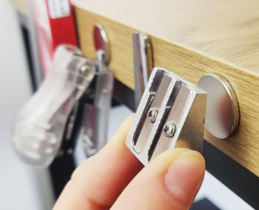 Magnetické vychytávky pro muže- magnet se samolepkou na boku stolu