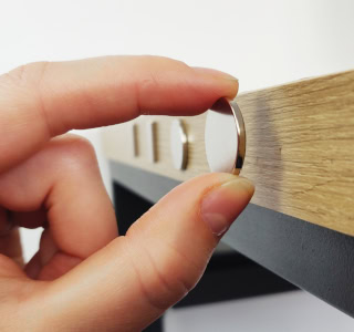 Magnetické vychytávky pro muže- magnet se samolepkou na boku stolu