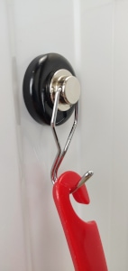 
magnetický tip - magnetický otočný hák v koupelně