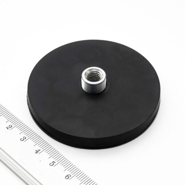 Magnety v pouzdře s vysunutým vnitřním závitem