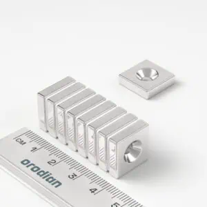 Neodymový magnet kvádr 15×15×4 mm s dírou M4 (jižní pól na straně s prohlubní) - N38