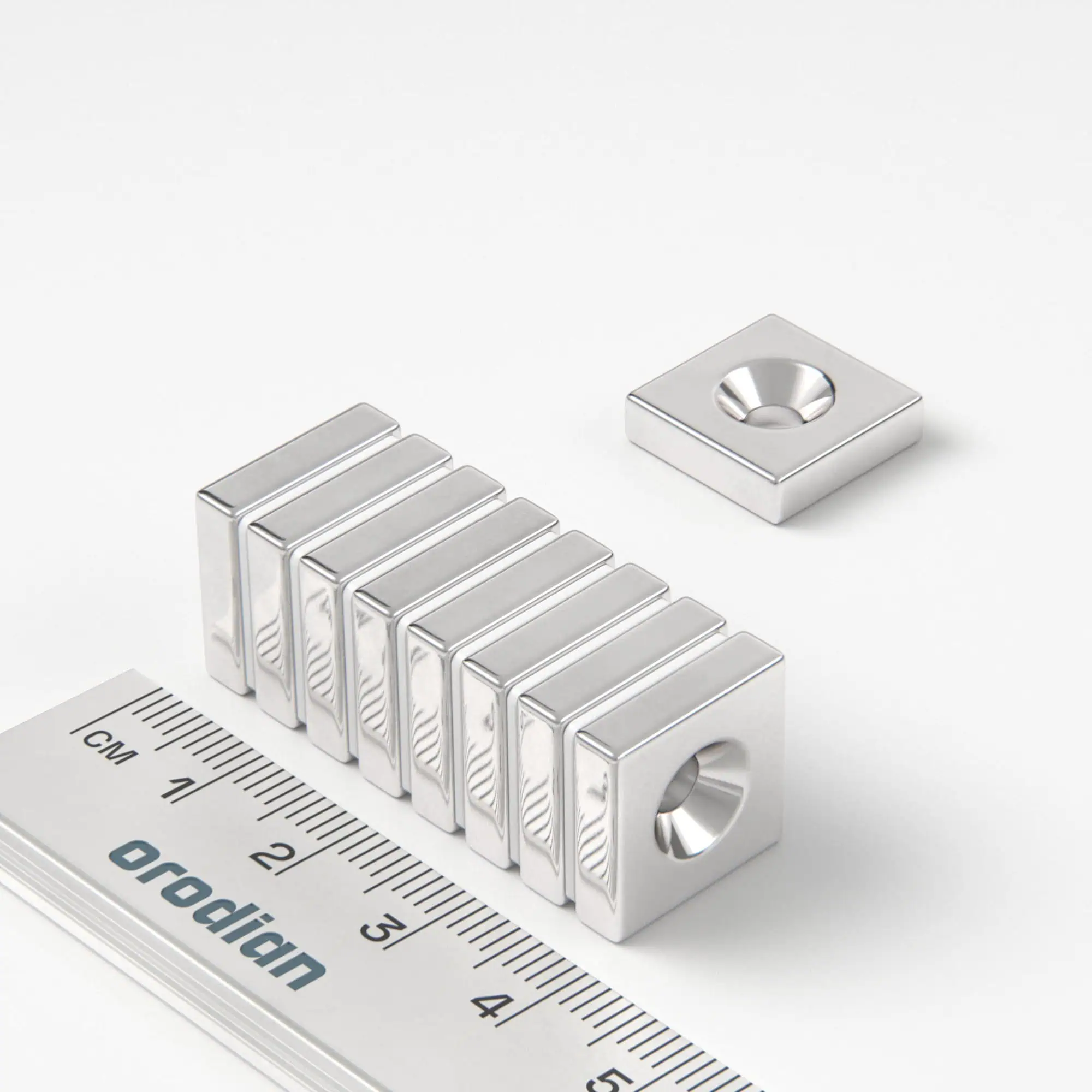 Neodymový magnet kvádr 15×15×4 mm s dírou M4 (jižní pól na straně s prohlubní) - N38