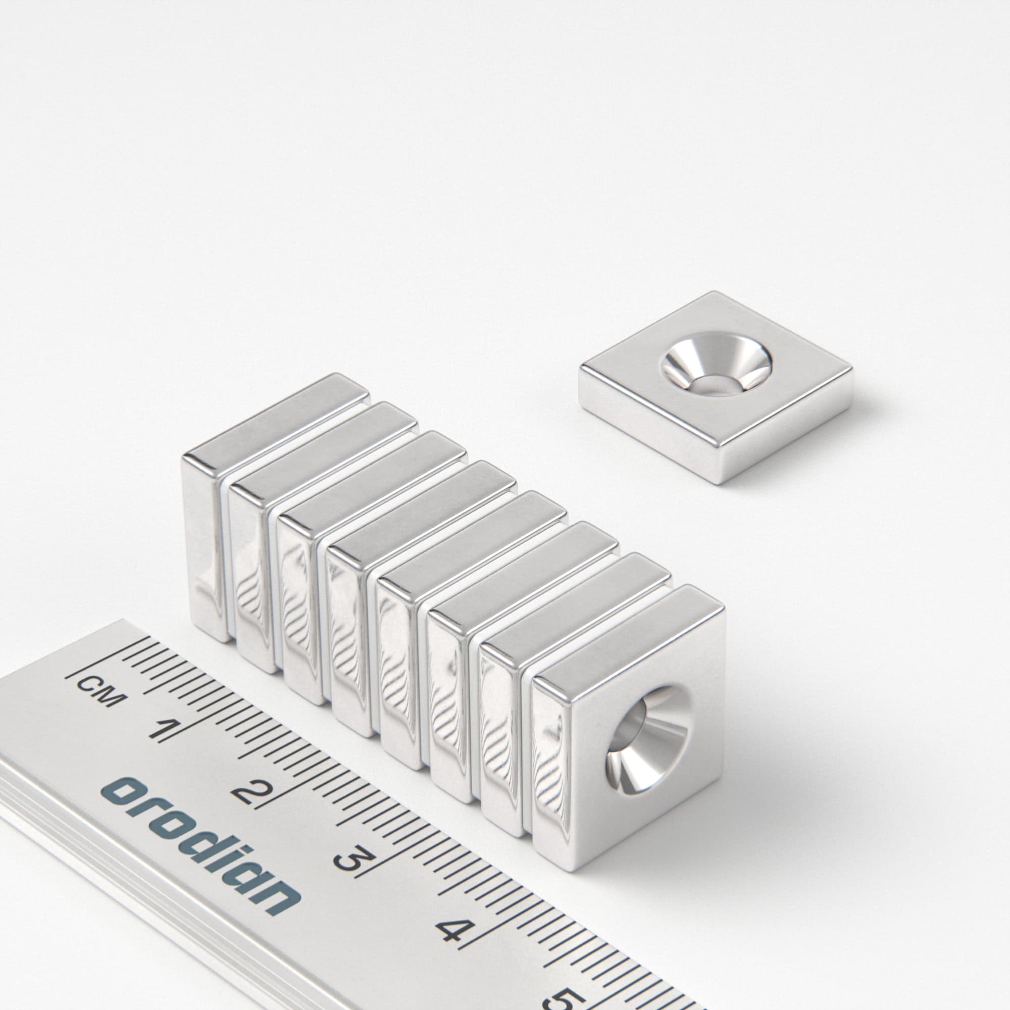 Neodymový magnet kvádr 15×15×4 mm s dírou M4 (severní pól na straně s prohlubní) - N38
