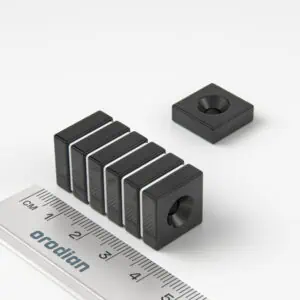 Neodymový magnet kvádr 15×15×5 mm s dírou M4 (severní pól na straně s prohlubní) epoxy - N42