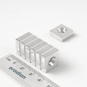 Neodymový magnet kvádr 15×15×5 mm s dírou M4 (severní pól na straně s prohlubní) - N38