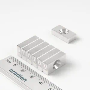 Neodymový magnet kvádr 20×10×5 mm s dírou M4 (jižní pól na straně s prohlubní) - N38