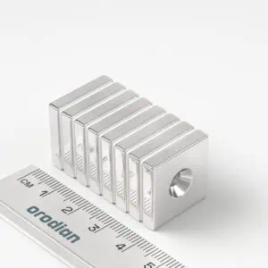 Neodymový magnet kvádr 20×20×4 mm s dírou M4 (jižní pól na straně s prohlubní) - N38