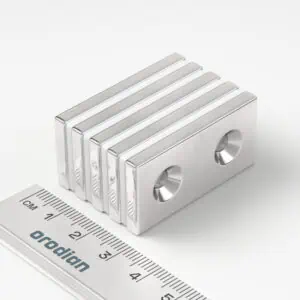 Neodymový magnet kvádr 40×20×4 mm s 2 dírami M4 (jižní pól na straně s prohlubněmi) - N38