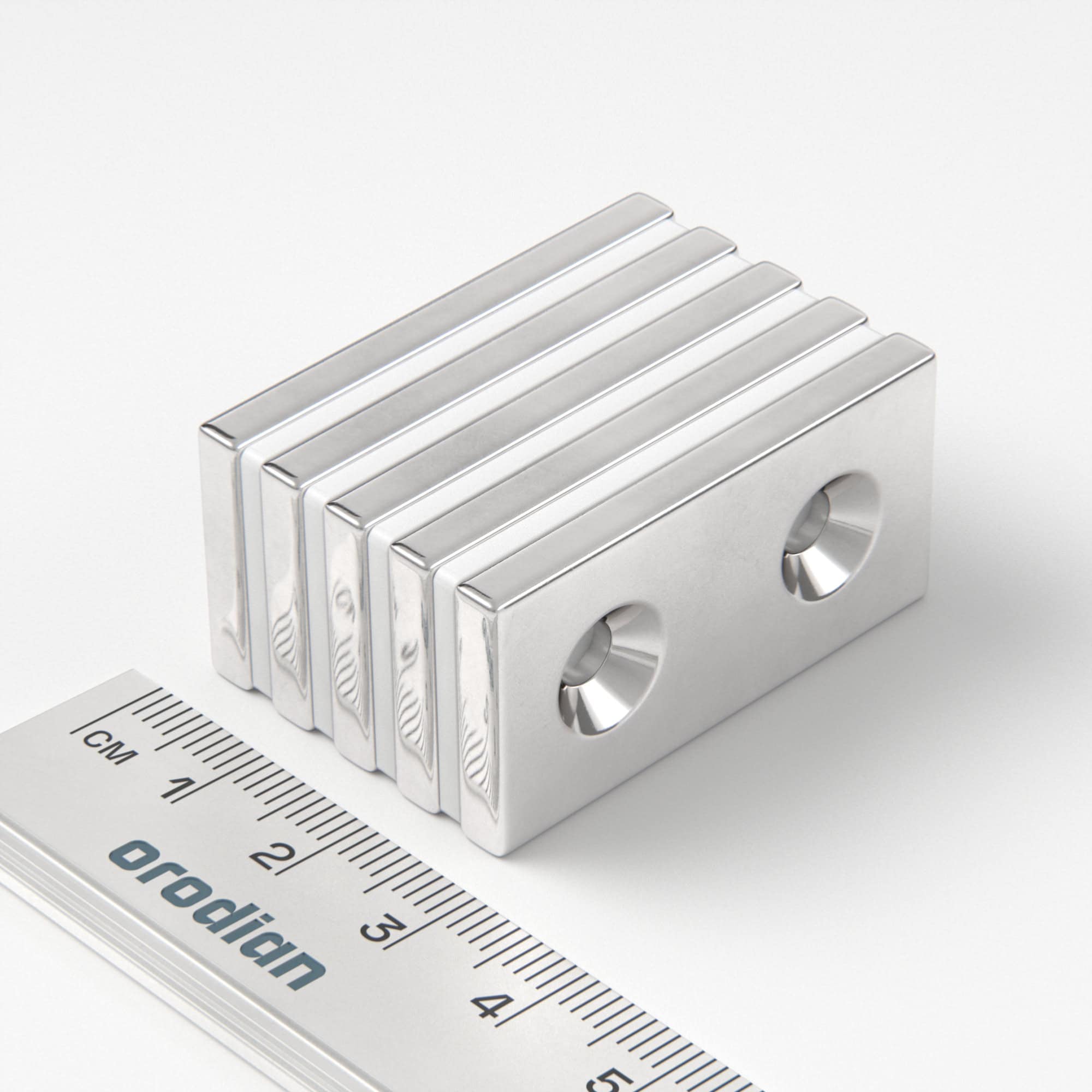 Neodymový magnet kvádr 40×20×4 mm s 2 dírami M4 (jižní pól na straně s prohlubněmi) - N38