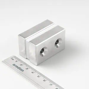 Neodymový magnet kvádr 50×30×13 mm s 2 dírami M6 (jižní pól na straně s prohlubněmi) - N45