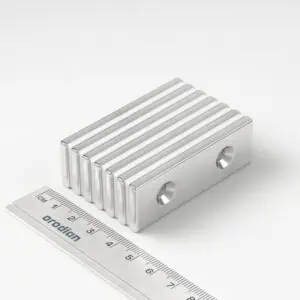 Neodymový magnet kvádr 60×20×4 mm s 2 dírami M4 (jižní pól na straně s prohlubněmi) - N38