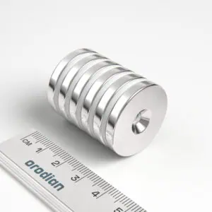 Neodymový magnet válec 27×4 mm s dírou M4 (jižní pól na straně s prohlubní) - N38