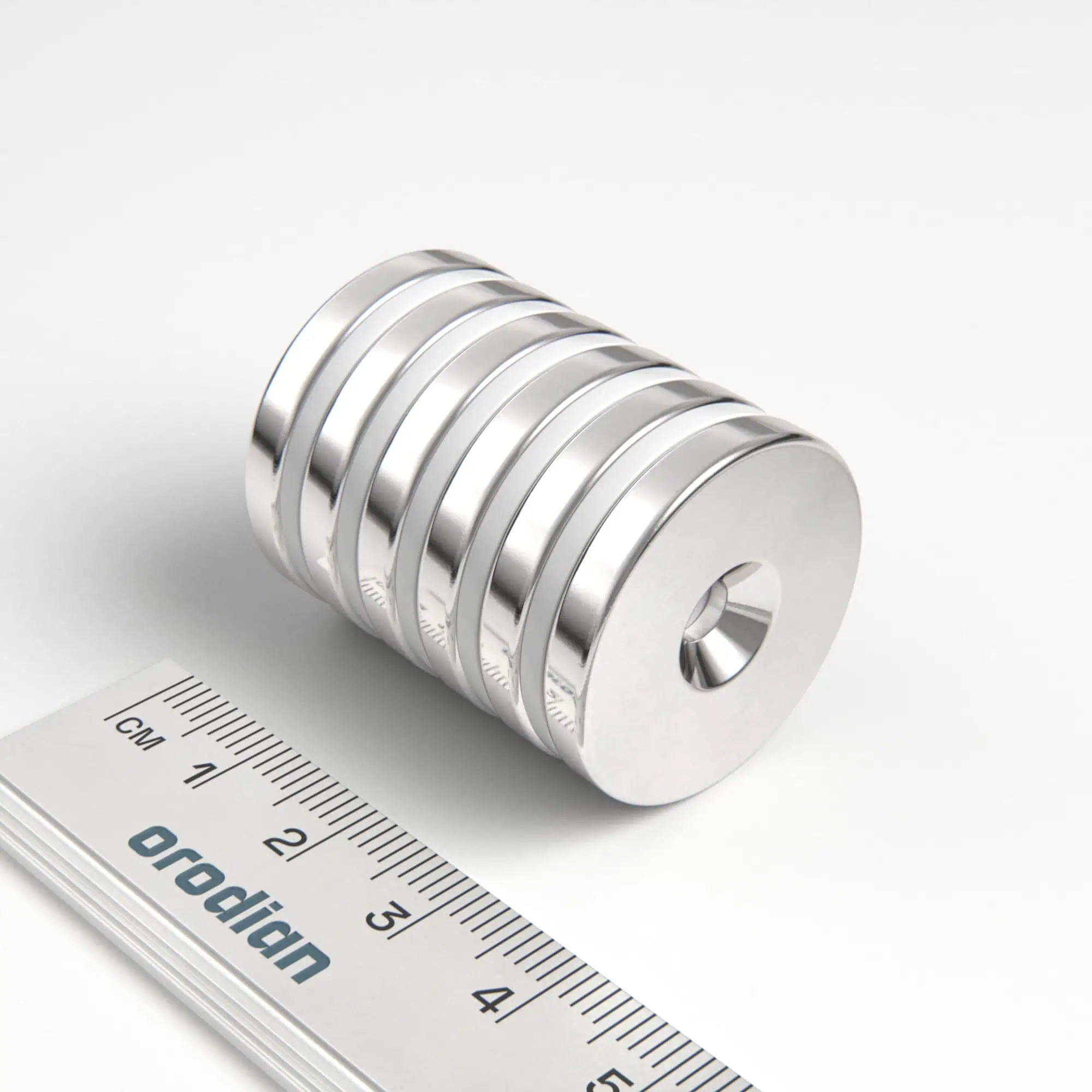 Neodymový magnet válec 27×4 mm s dírou M4 (jižní pól na straně s prohlubní) - N38