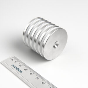 Neodymový magnet válec 42×4 mm s dírou M4 (jižní pól na straně s prohlubní) - N38