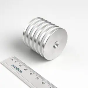 Neodymový magnet válec 42×4 mm s dírou M4 (severní pól na straně s prohlubní) - N38