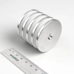 Neodymový magnet válec 50×4 mm s dírou M4 (severní pól na straně s prohlubní) - N38